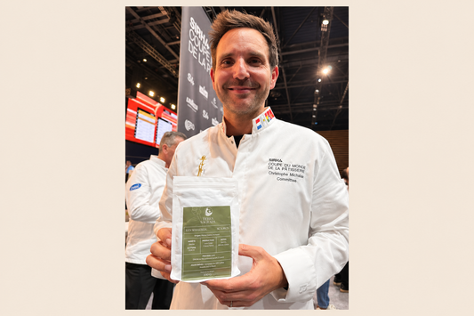 Christophe Michalak présentant un café Tierra Sagrada au Sirha 2025