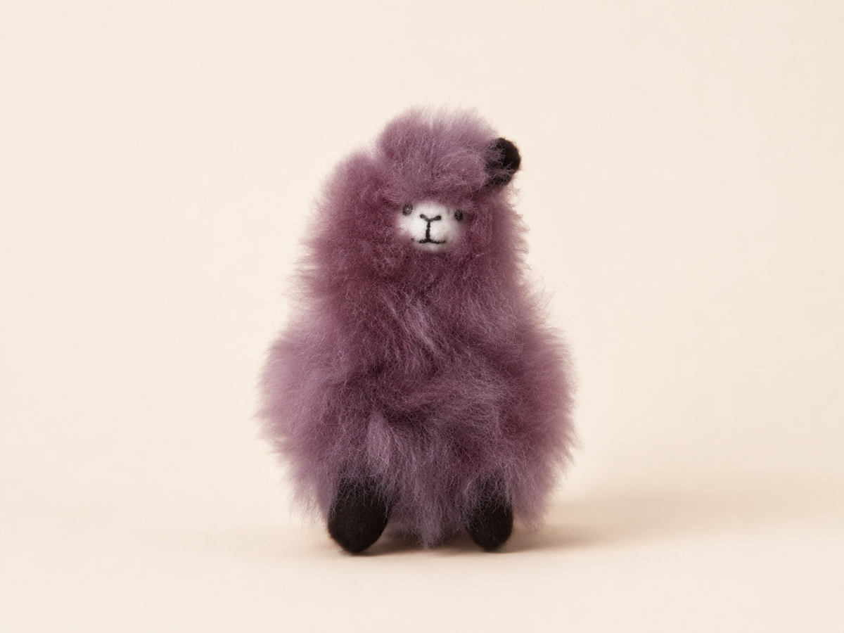 Peluche alpaga violette faite main de 10 cm en laine naturelle
