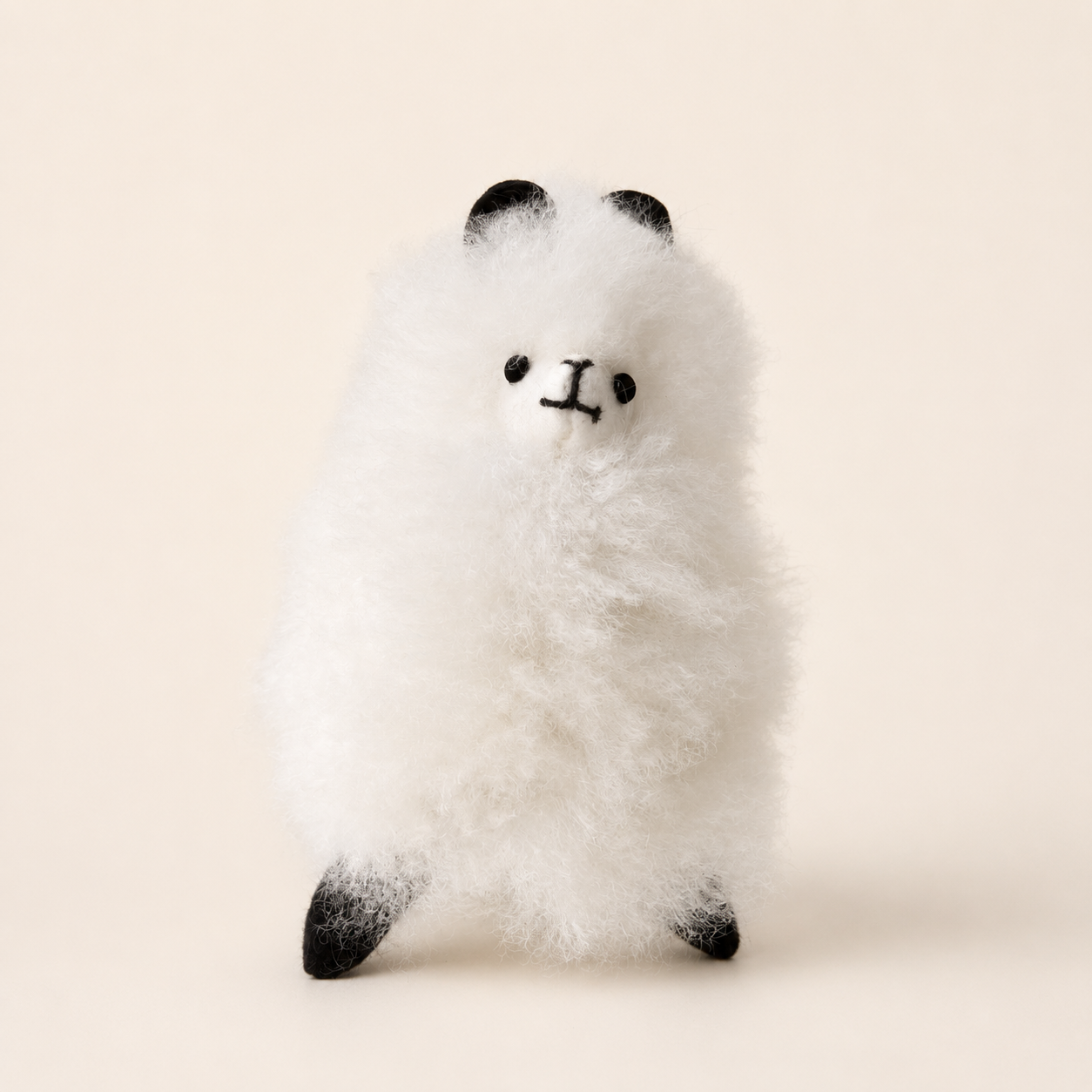 Peluche alpaga blanche faite main de 10 cm en laine naturelle