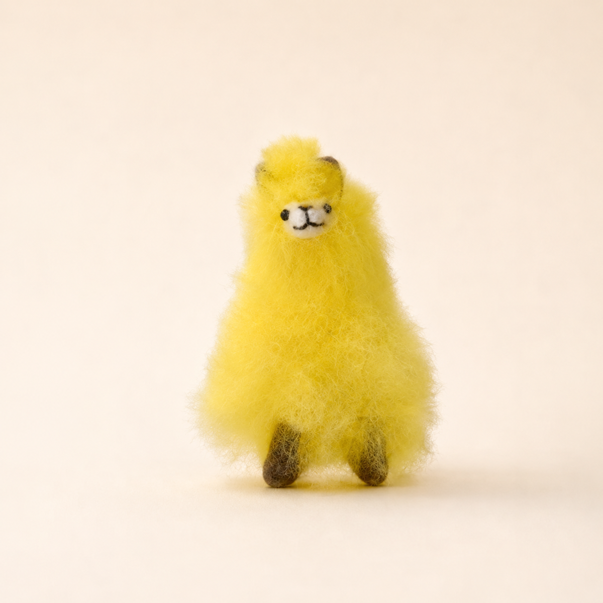 Peluche alpaga jaune faite main de 10 cm en laine naturelle