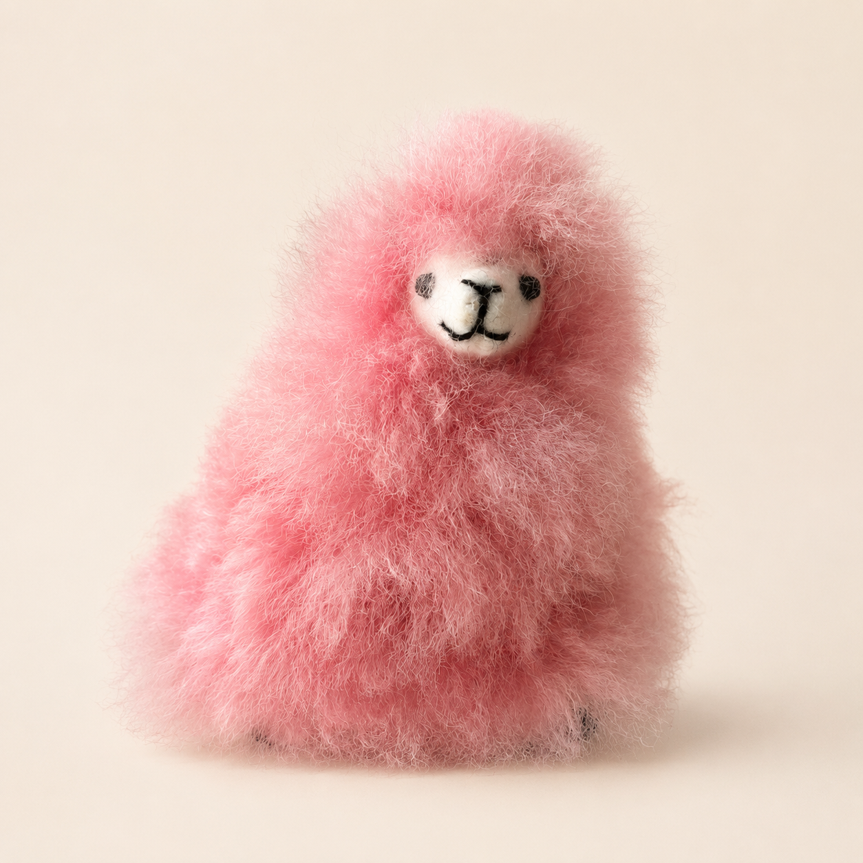 Peluche alpaga rose faite main de 10 cm en laine naturelle