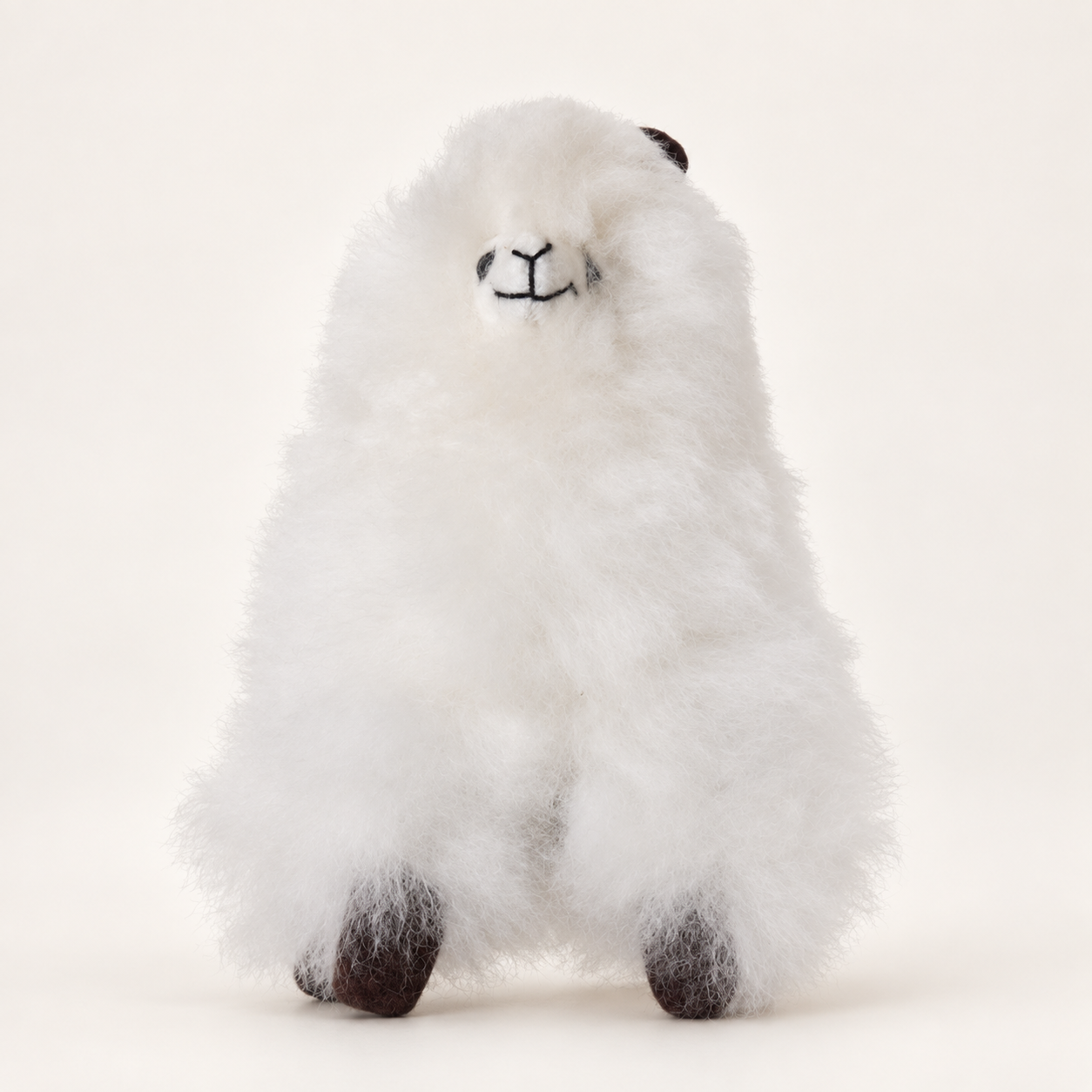 Peluche alpaga blanche de 15 cm, vue de face sur fond crème