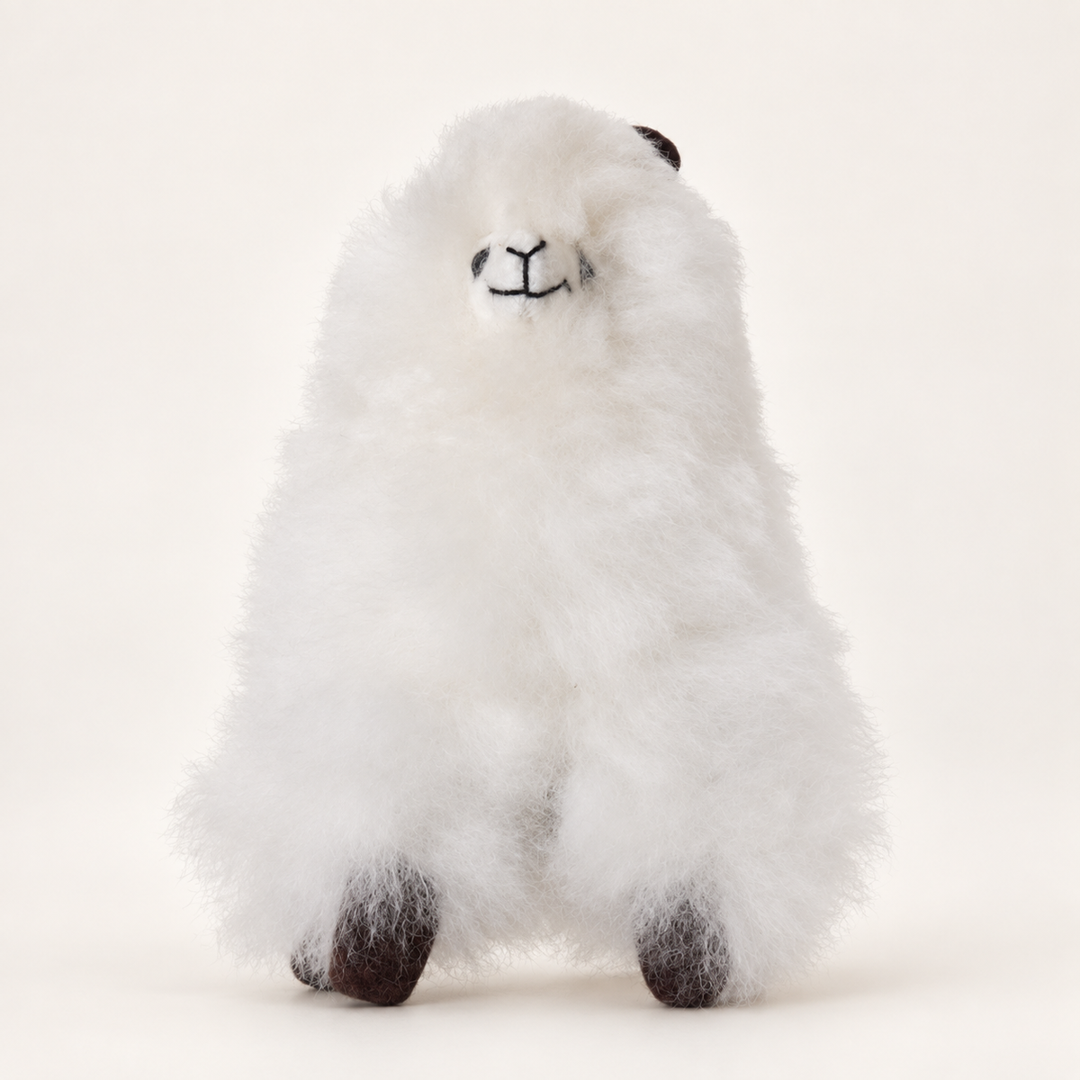 Peluche alpaga blanche de 15 cm, vue de face sur fond crème