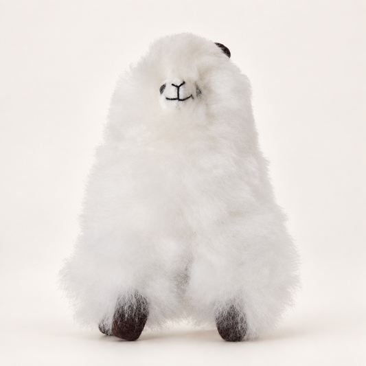 Peluche alpaga blanche de 15 cm, vue de face sur fond crème
