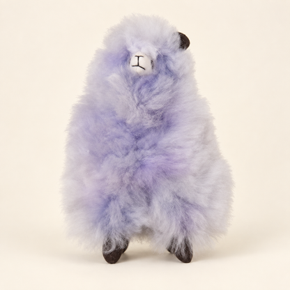 Peluche alpaga violette de 20 cm, vue de face sur fond crème