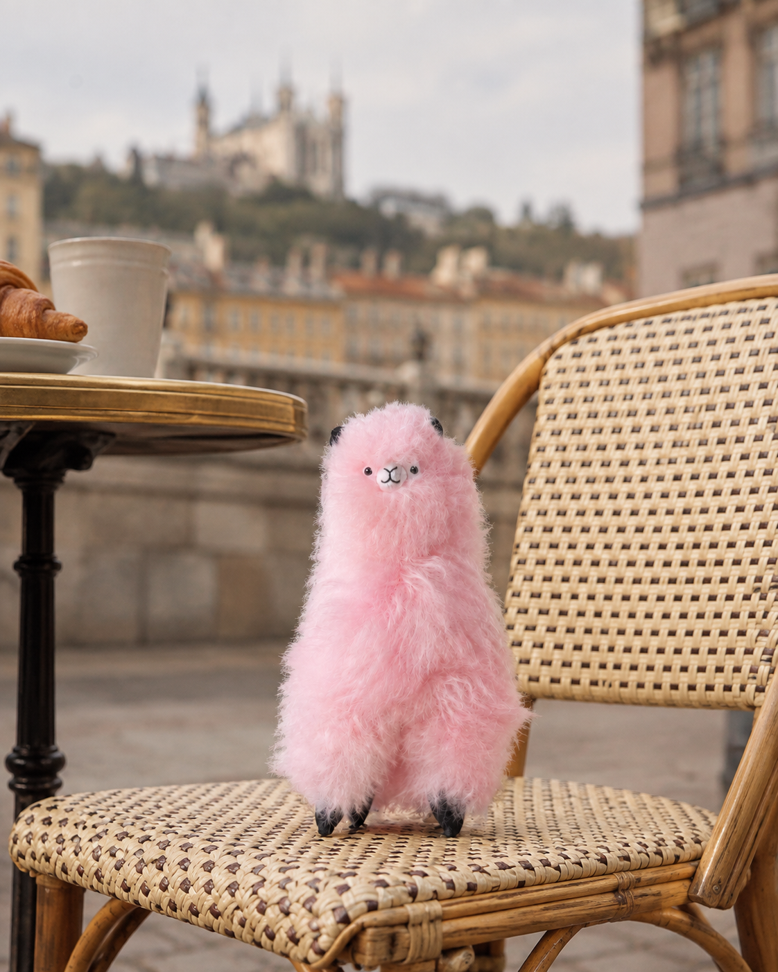Peluche alpaga rose pâle 30 cm mise en situation à Lyon pour visualiser son échelle