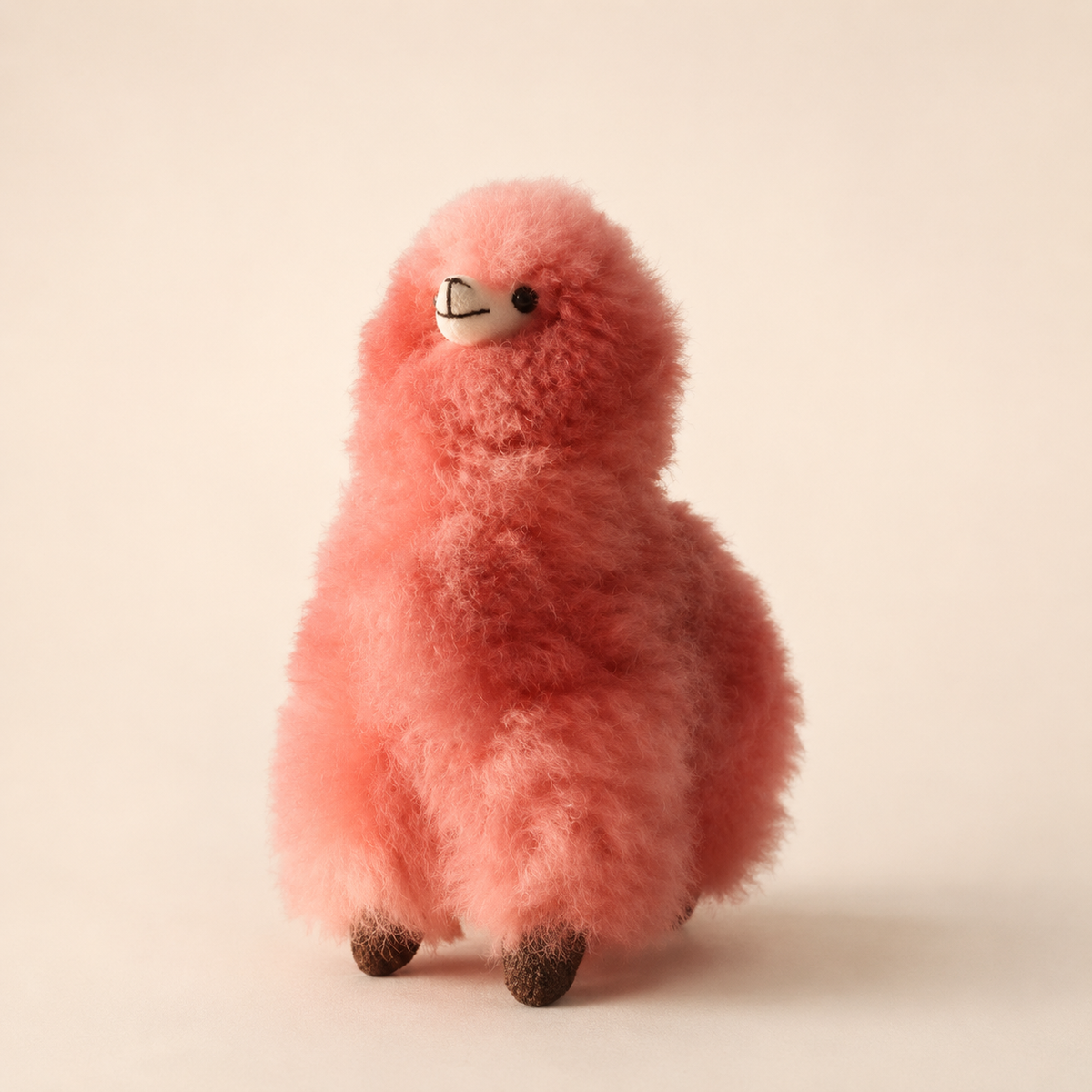 Peluche alpaga rose faite main de 30 cm en laine naturelle