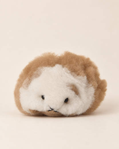 Peluche cochon d’Inde en laine d’alpaga de 5 cm de haut et 11 cm de profondeur, sur fond crème