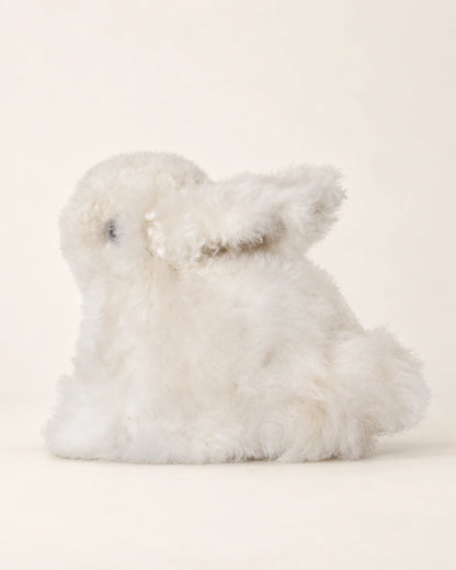 Peluche lapin blanche en laine d’alpaga, vue de profil montrant les longues oreilles et la petite queue.
