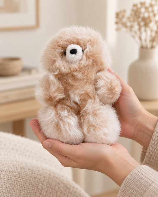 Peluche ours beige en laine d’alpaga de 17 cm présentée dans deux mains